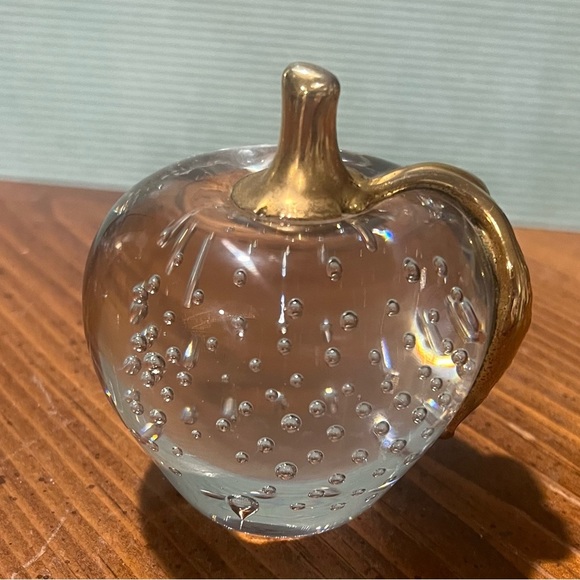 VTG Crystal Clear Glass Apple w/ Brass Metal Leaf Paperweight Controlled Bubbles - Picture 3 of 13